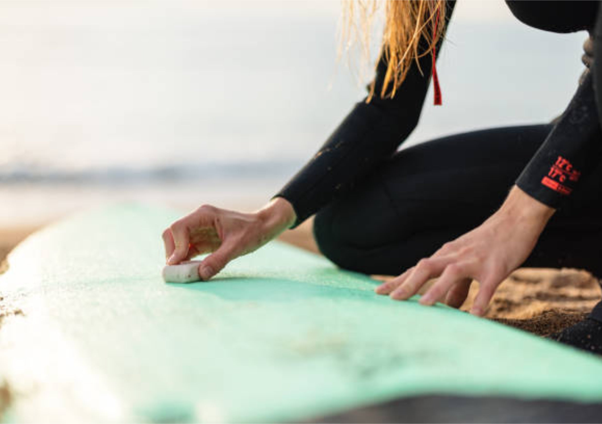 Guide complet de la wax de surf : choix, application et entretien