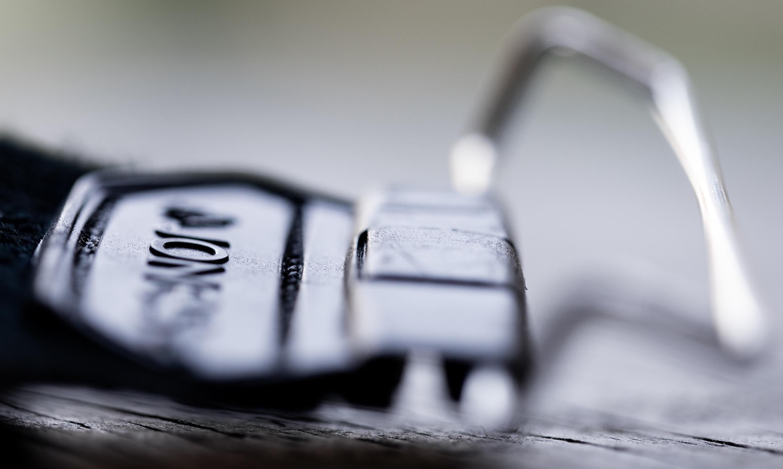 Skins JONES Nomad Clip trasero universal (rojo)